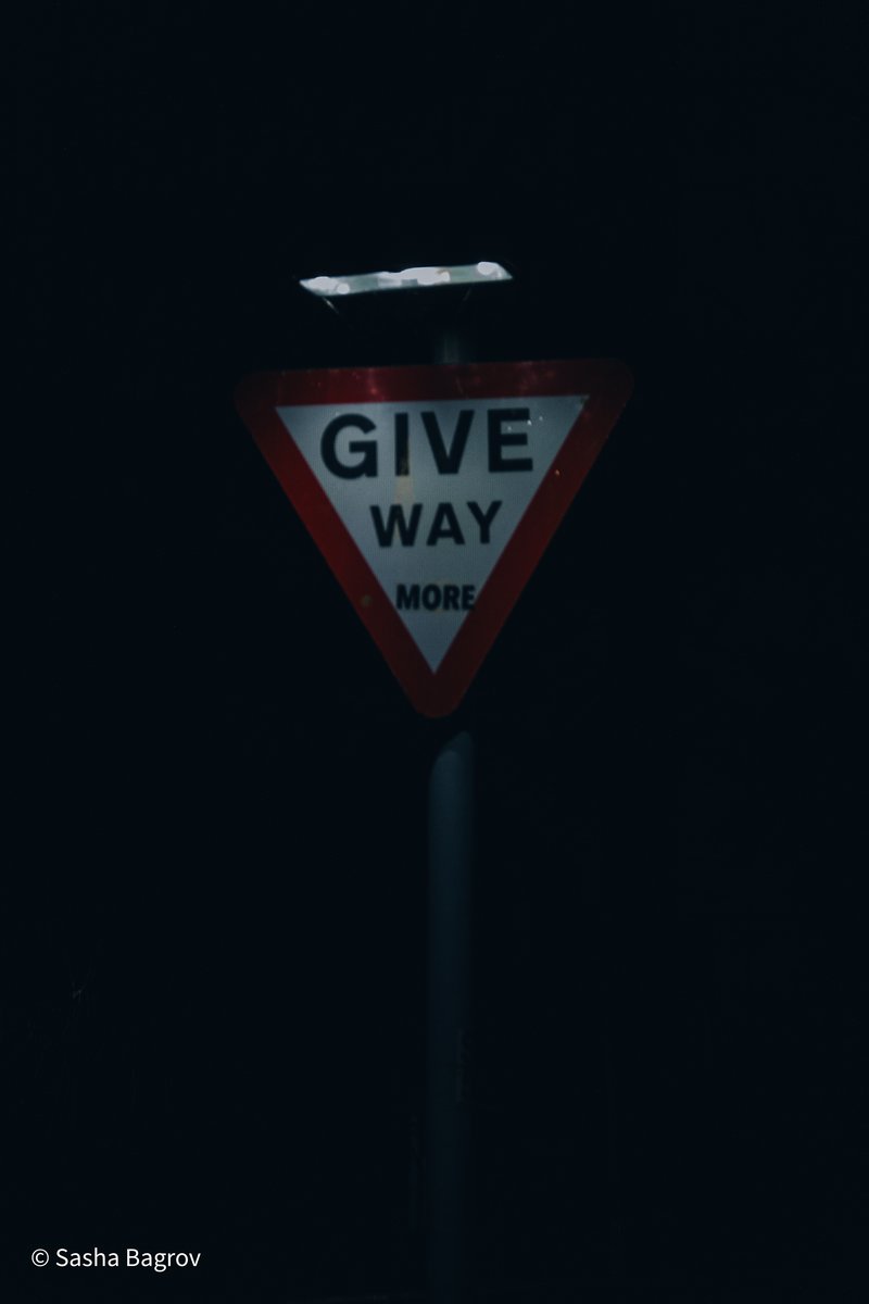 A photo of a give way sign